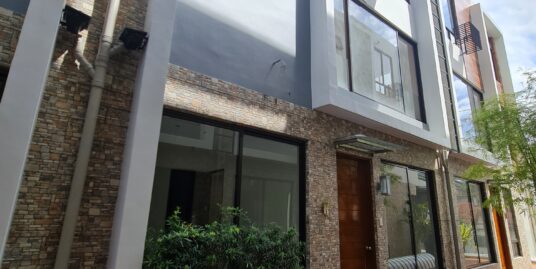 6 Bedroom townhouse for sale in San Juan City